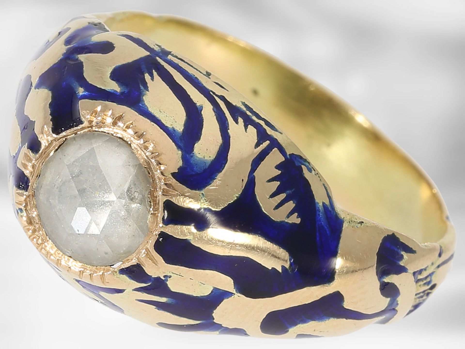 Ring: ausgefallener, emaillierter Goldschmiedering mit Diamantbesatz, vermutlich aus der Zeit des