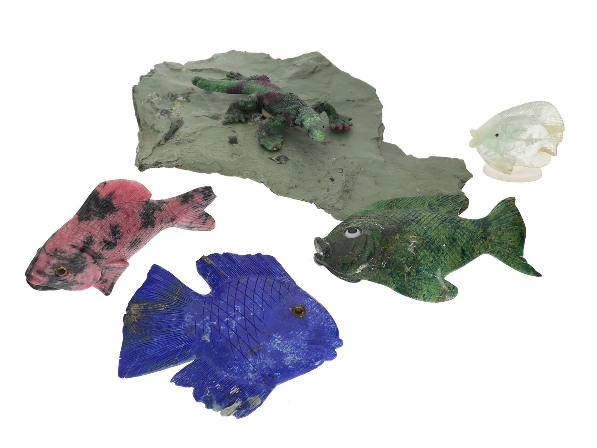Figur/Schnitzerei: Konvolut aus 4 Fischskulpturen und einer Echsenskulptur, u.a. Lapislazuli, Zoi