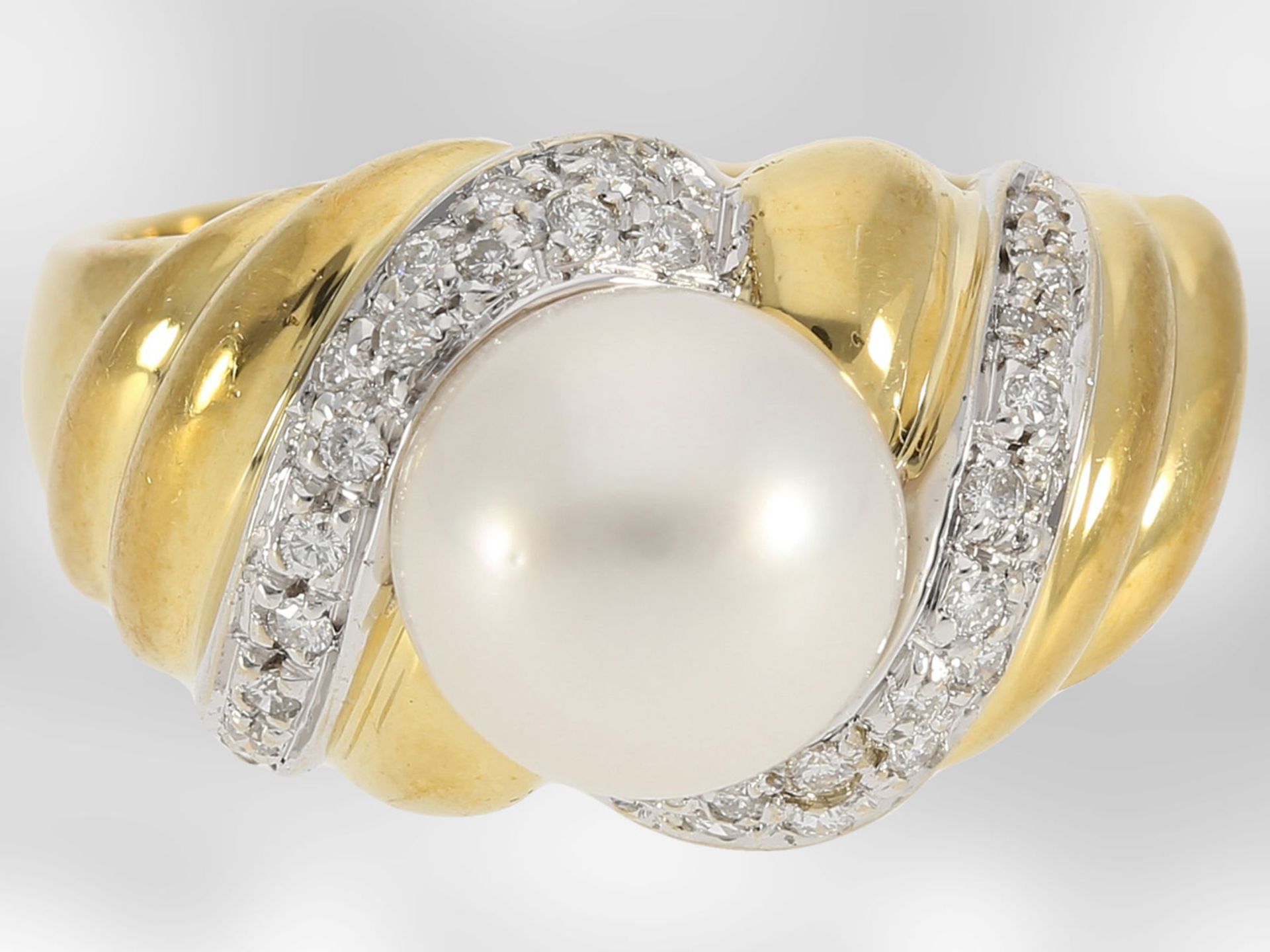 Ring: schöner Damenring aus 18K Gold, besetzt mit Brillanten und einer Zuchtperle, Handarbeit</b - Bild 3 aus 3