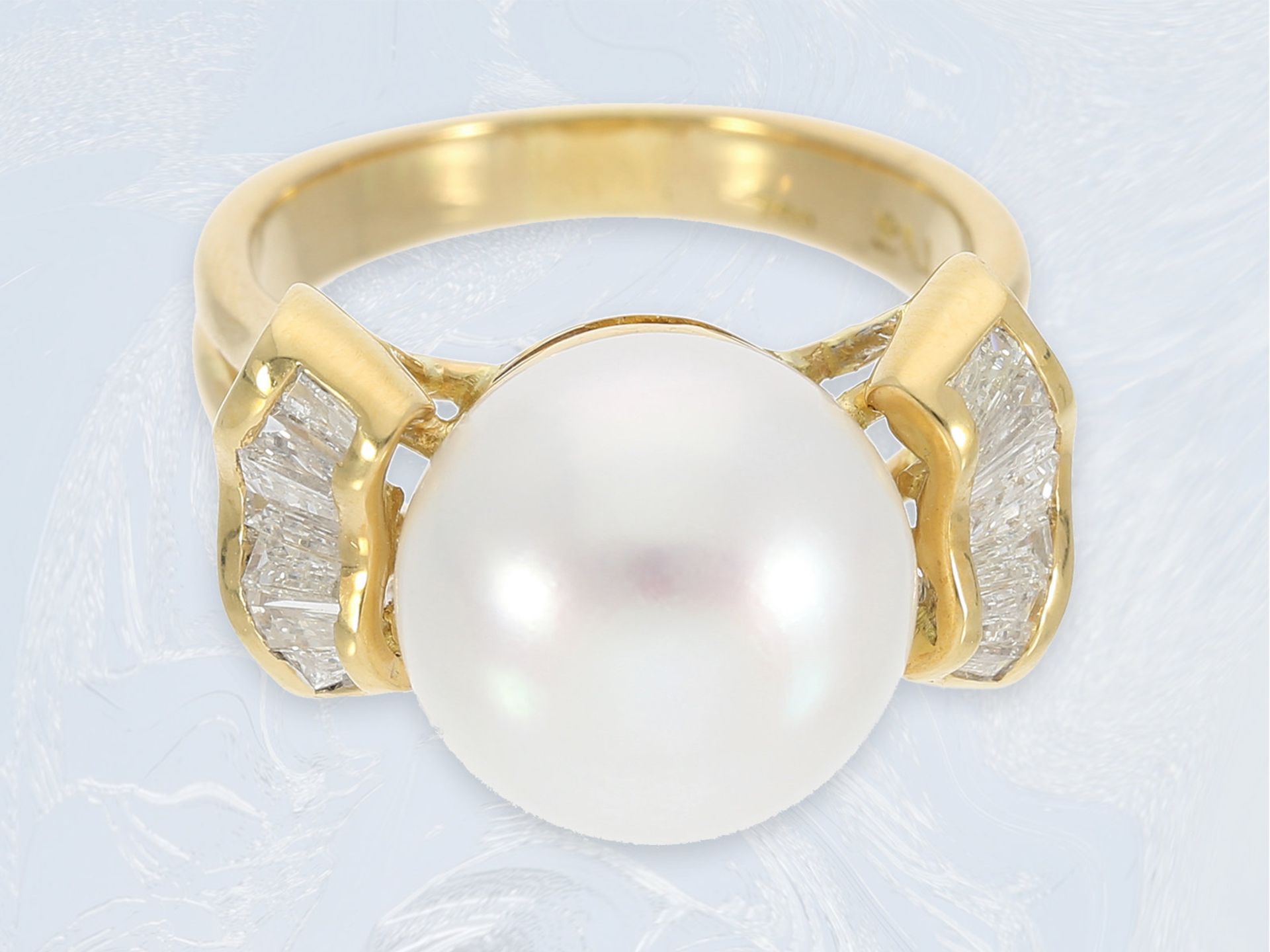 Ring: dekorativer gelbgoldener Zuchtperlenring mit Diamanten von ca. 0,7ct, 18K Gold - Bild 3 aus 3