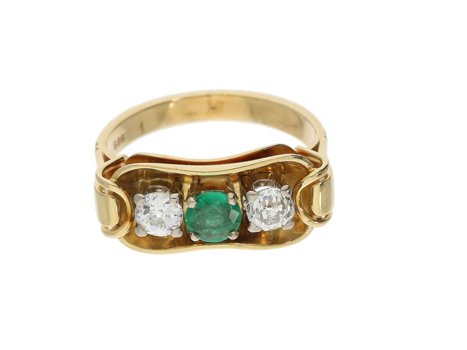 Ring: kleiner vintage Goldring mit Smaragd und Altschliff-Diamanten, insgesamt ca. 0,71ct, ca. 19