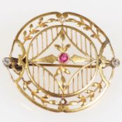 Brosche mit Rubin und DiamantenUm 1900. 585/- Gelbgold. geprüft. Gewicht: 5,6 g. 3 Diamanten im