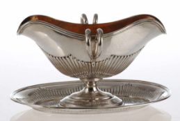 Sauciere auf PresentoirH. Meyen & Co/Berlin, um 1909. 800er Silber. Punzen: Herst.-Marke, 800,