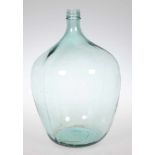 Vorratsflasche mit SchraubgewindeHellgrünes Glas. Auf dem Gewinde bez.: 12: G 20. H. 48,5 cm.- - -