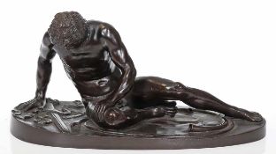 Bronzebildner nach der Antike- Der stebende Gallier - Bronze. Braun patiniert. H. 13,7 cm. L. 28 cm.