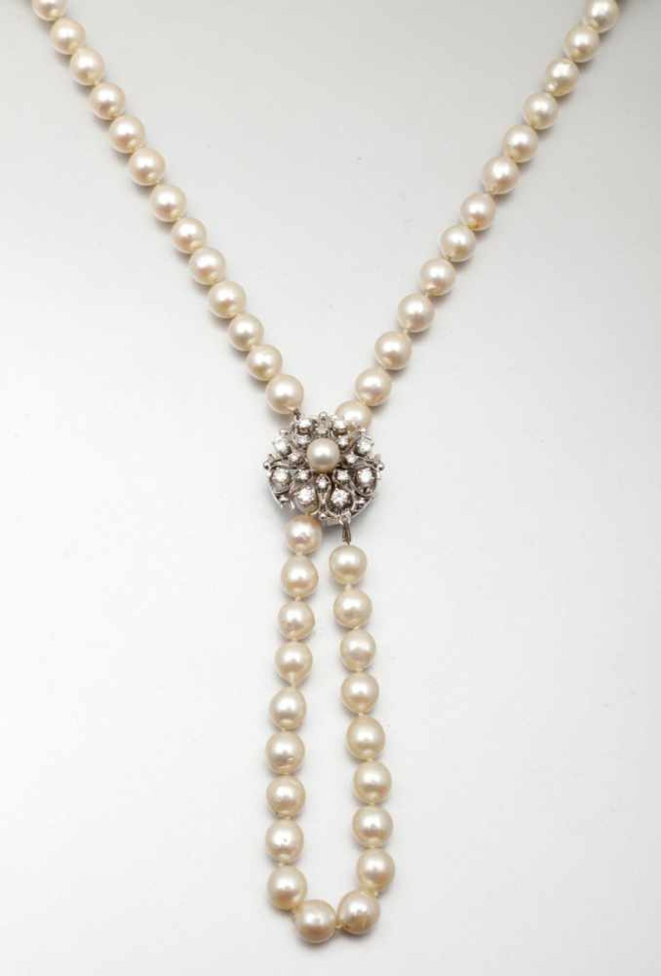 Perlenkette mit blütenförmigem Brillantschloss585/- Gelbgold, gestempelt. Gewicht: 80,8g. 89 - Bild 2 aus 2