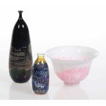2 unterschiedliche Vasen und 1 SchaleDunkelviolettes Glas mit metallischen Aufschmelzungen.
