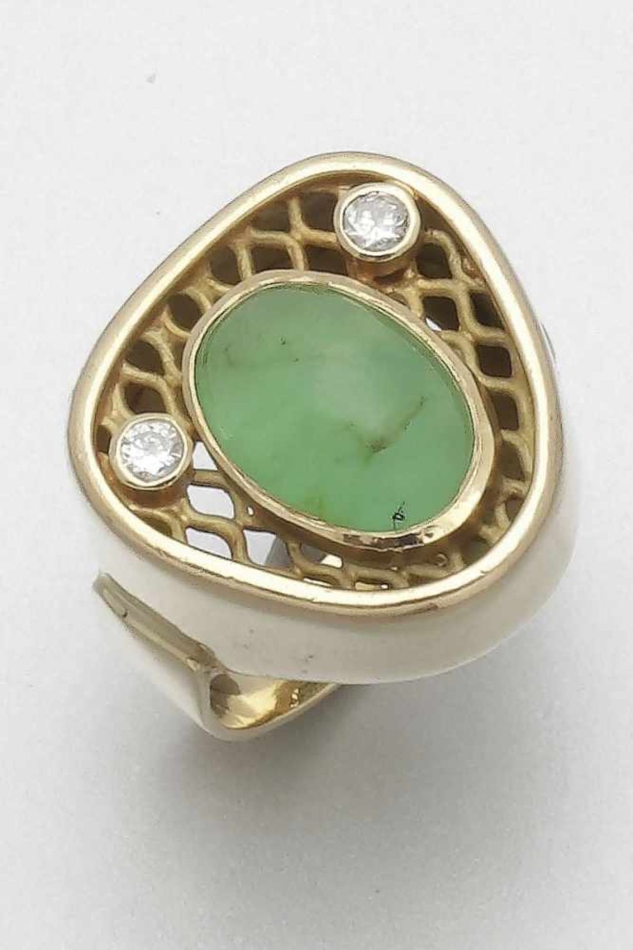 Ring mit Jade und Brillanten750er GG, ungestemp., geprüft. 1 Jade im Cabochonschliff ca. 3,3 ct. 2
