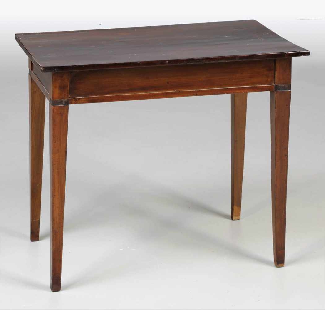 Biedermeier-BeistelltischNorddeutschland, um 1820. Mahagoni. 68 x 77 x 48 cm. Rest. Auf vier