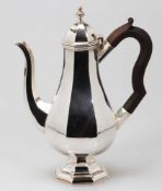 Kaffeekanne / Coffee PotBirmingham/England, um 1946/47. 925er Silber. Punzen: Herst.-Marke, Stadt-
