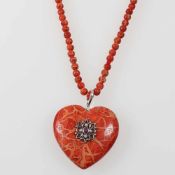 Schaumkorallen Perlenkette mit Herz-AnhängerSilber. Div. Perlen aus Schaumkoralle. L. 80 cm.