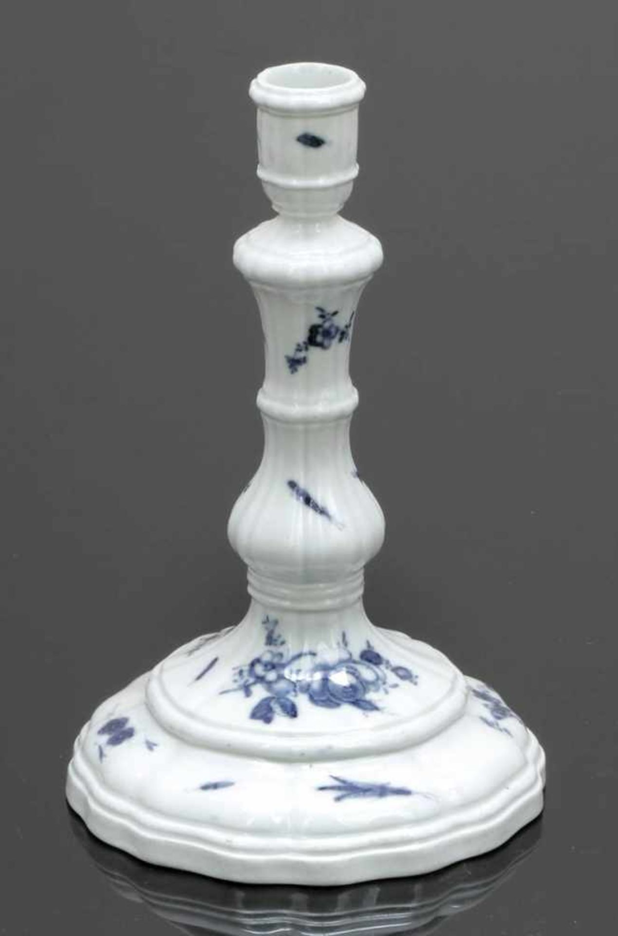 TischleuchterMeissen, um 1760. - Blaue Blume mit Insekten - Porzellan, weiß, glasiert. Unter der