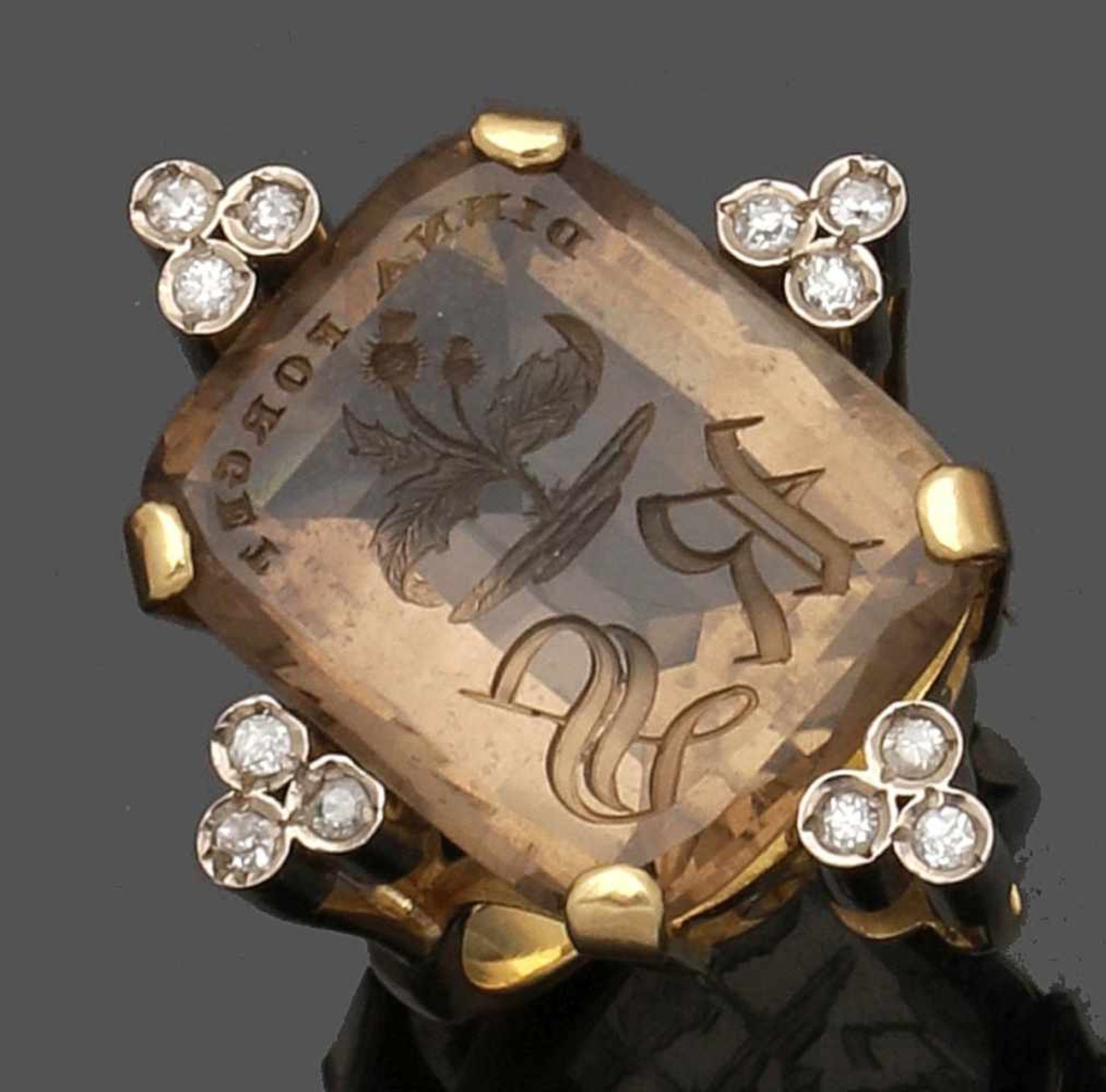 Außergewöhnlicher Siegelring mit einem gravierten RauchquarzA smokey quartz signet ring "Dinna