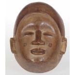 Bakuba MaskeZaire. Holz, geschnitzt. H. 27 cm. Helle Maske mit weichen, runden Gesichtszügen.- - -