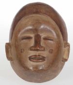 Bakuba MaskeZaire. Holz, geschnitzt. H. 27 cm. Helle Maske mit weichen, runden Gesichtszügen.- - -