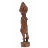 FrauenfigurWohl Nigeria. Holz, geschnitzt. H. 30 cm. Stehend mit anliegenden Armen.- - -22.00 %