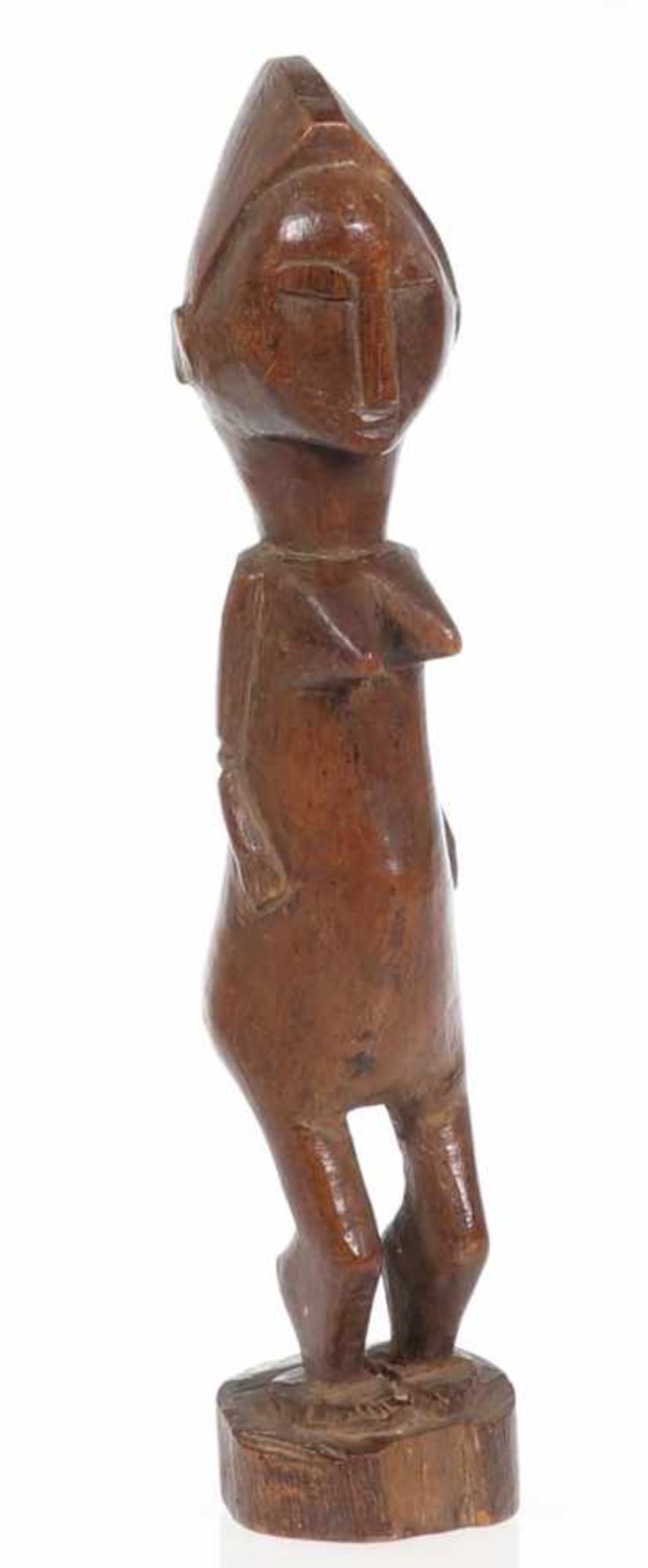 FrauenfigurWohl Nigeria. Holz, geschnitzt. H. 30 cm. Stehend mit anliegenden Armen.- - -22.00 %