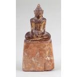 BuddhaBurma, um 1900. Holz.Vergoldet. H. 15,5 cm. Auf hohem Sockel sitzend mit den Händen im Schoß.-