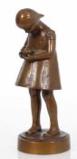 H. BrauerKünstler des 20. Jahrhunderts - Mädchen mit Apfel - Bronze. Braun patiniert. H. 20,4 cm.