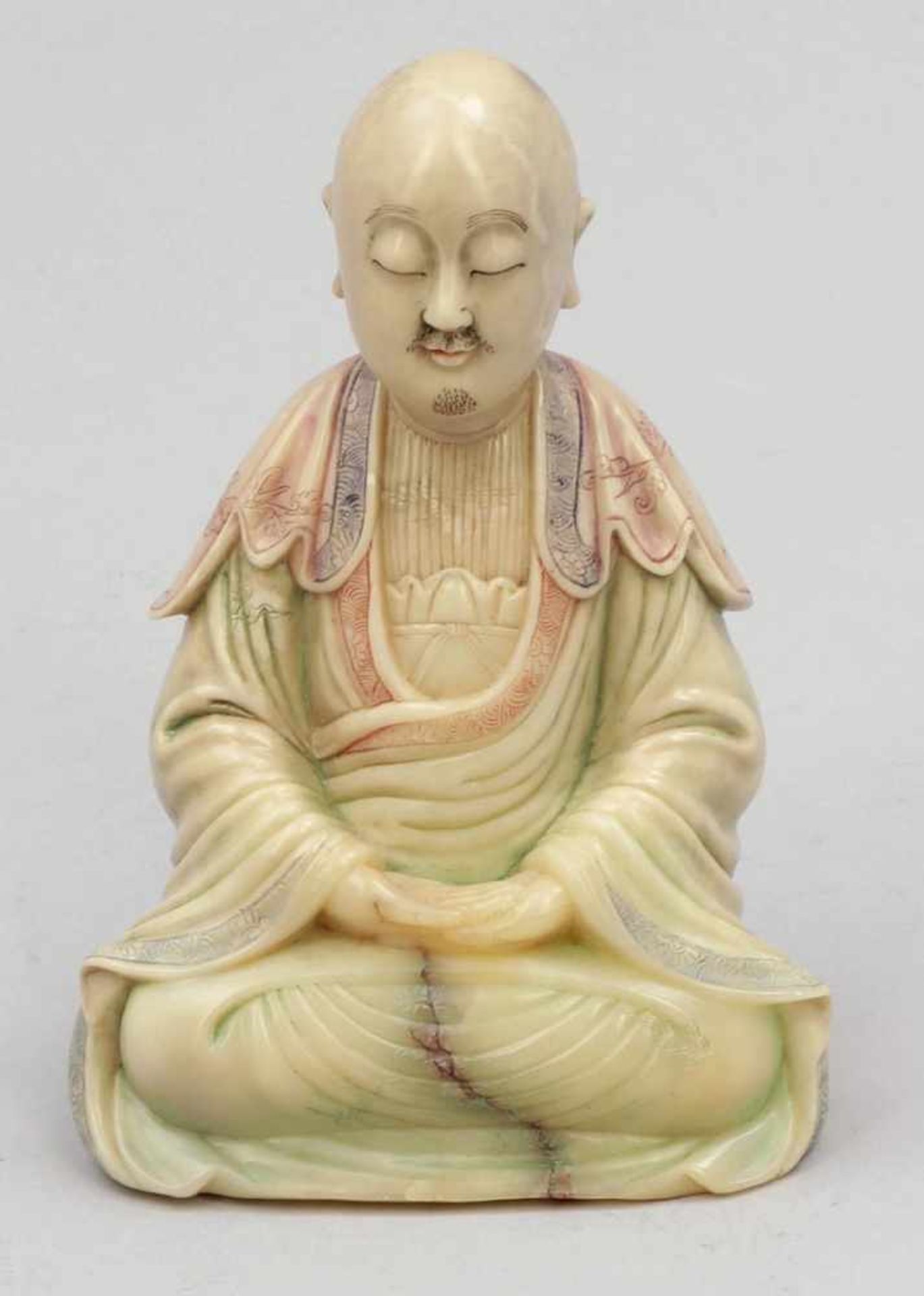 Figur eines meditierenden MönchsChina, späte Qing-Dynastie. - Luohan - Stein. H. 10,5 cm.- - -22.