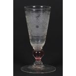 Barockes Kelchglas mit RubinglasfädenBöhmen, 18. Jh. - Umlaufendes Muster aus je 2 Segmenten mit