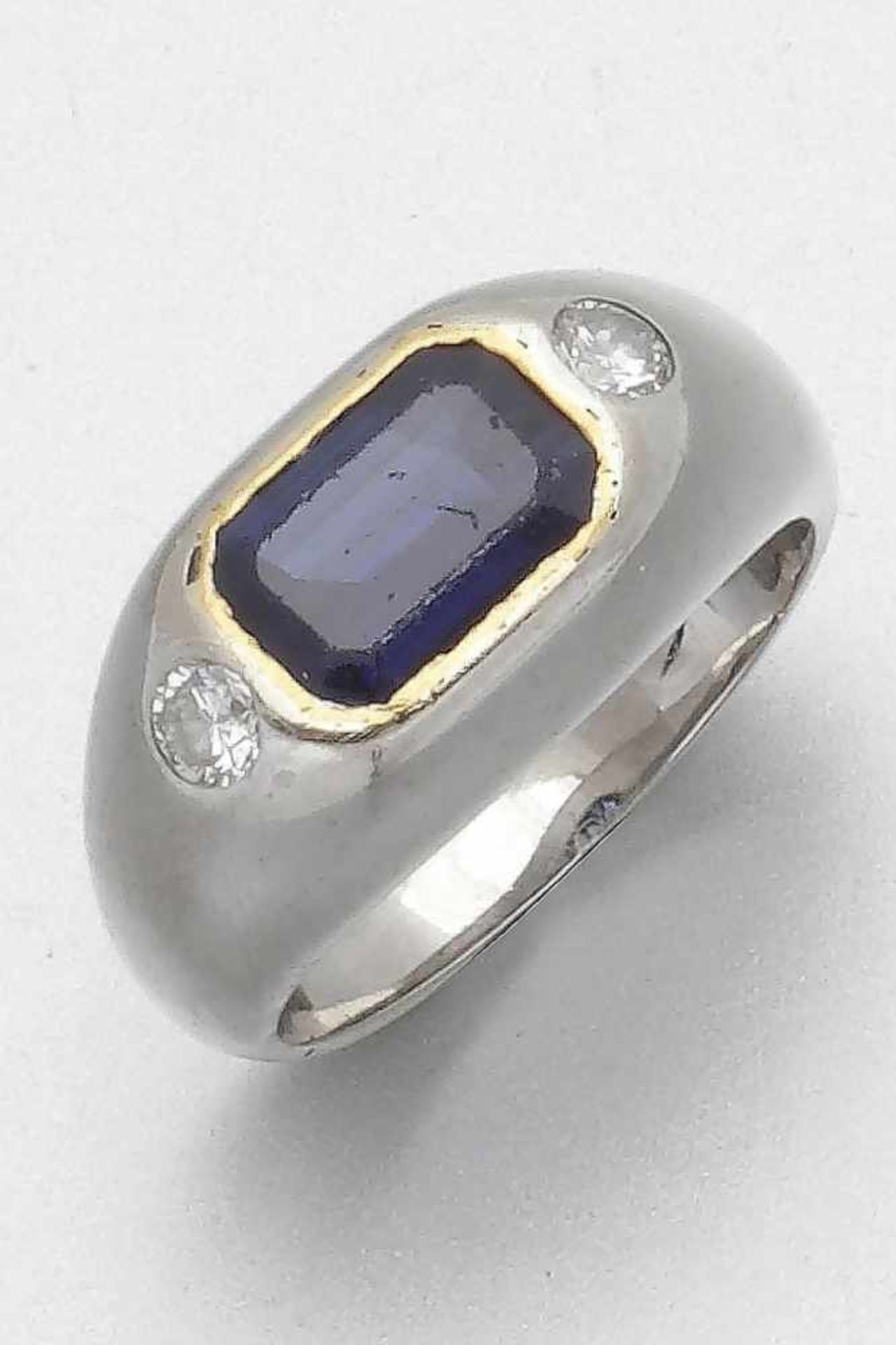 Bandring mit Saphir750er WG und GG, gestemp. 1 Saphir im Smaragdschliff ca. 1,87 ct. 2 Brillanten