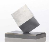 Künstler des 20. Jahrhunderts- Würfel - Rostfreier, geschliffener Stahl. H. 7 cm. - Provenienz: