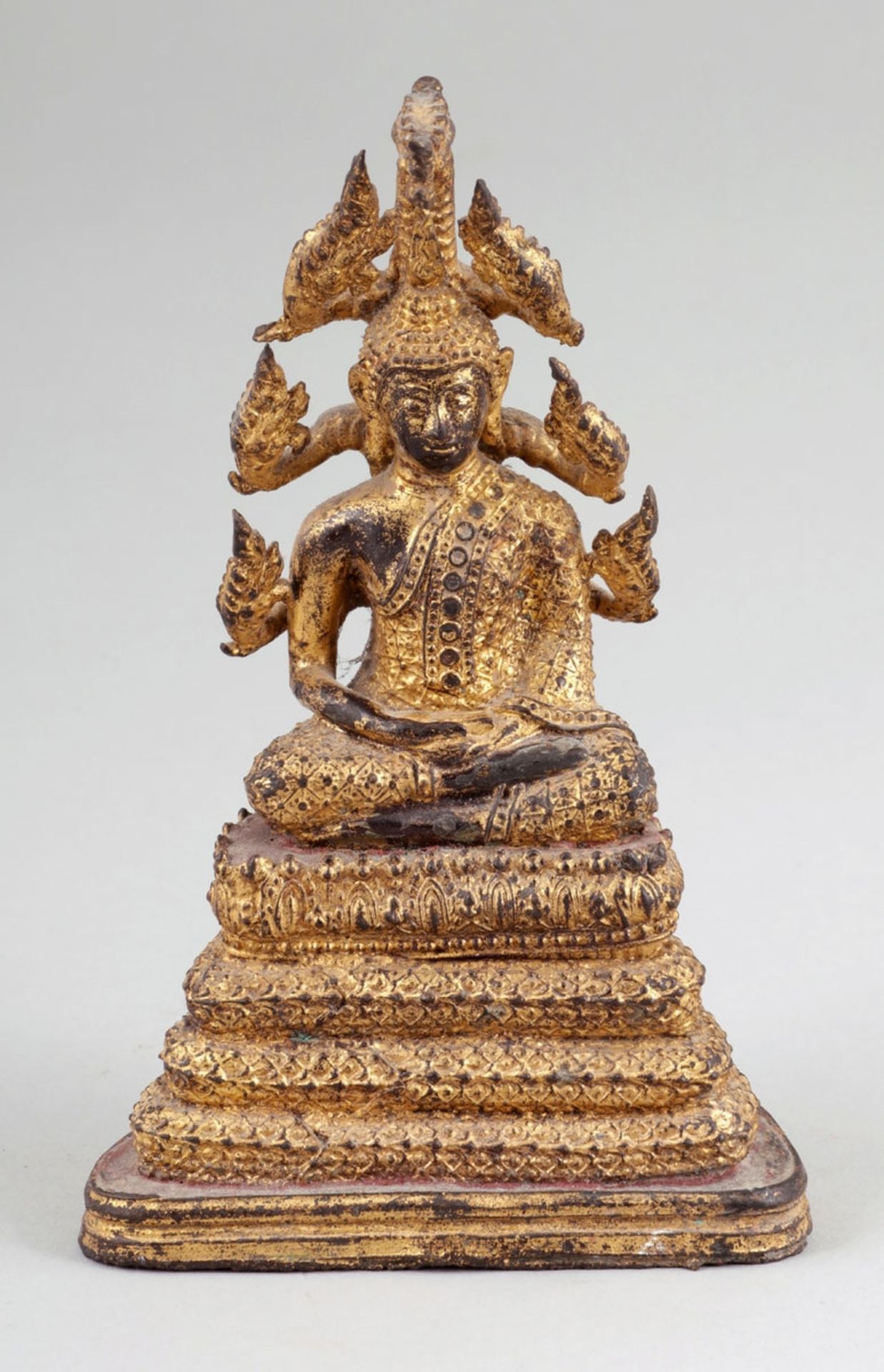 BuddhaThailand, Bangkok Periode. - "Muchalinda " - Bronze. Vergoldet. H. 16 cm. Sitzender Buddha auf