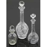 3 unterschiedliche KaraffenFarbloses Glas, geschliffen. H. 13,5 cm, 27 cm, 21 cm. - Zustand: 2