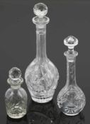 3 unterschiedliche KaraffenFarbloses Glas, geschliffen. H. 13,5 cm, 27 cm, 21 cm. - Zustand: 2