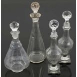 2 unterschiedliche Karaffen und 1 Paar KaraffenFarbloses Glas, z. T. geschliffen, facettiert und