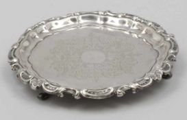 Biedermeier-TablettDeutschland, um 1840. 812,6er Silber. Punzen: Herst.-Marke, 13. D. 22 cm. Gew.: