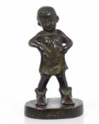 Künstler des 20. Jahrhunderts- Junge in großen Schuhen - Bronze. Olivgrün und braun patiniert. H. 15