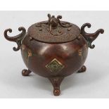 KoroChina, um 1900. Bronze. Cloisonné. H. 9 cm. Bodenmarke. Kugelförmiger Korpus auf drei Beinen.