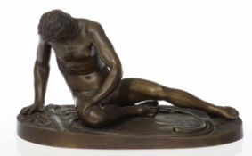 Bronzebildner nach der Antike- Sterbender Gallier - Bronze. Goldbraun patiniert. H. 16 cm. L. 26,5