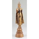Stehender BuddhaThailand, wohl 18. Jahrhundert. - "Ayutthaya" - Holz. Gold bemalt. H. 45 cm. Stehend