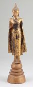 Stehender BuddhaThailand, wohl 18. Jahrhundert. - "Ayutthaya" - Holz. Gold bemalt. H. 45 cm. Stehend