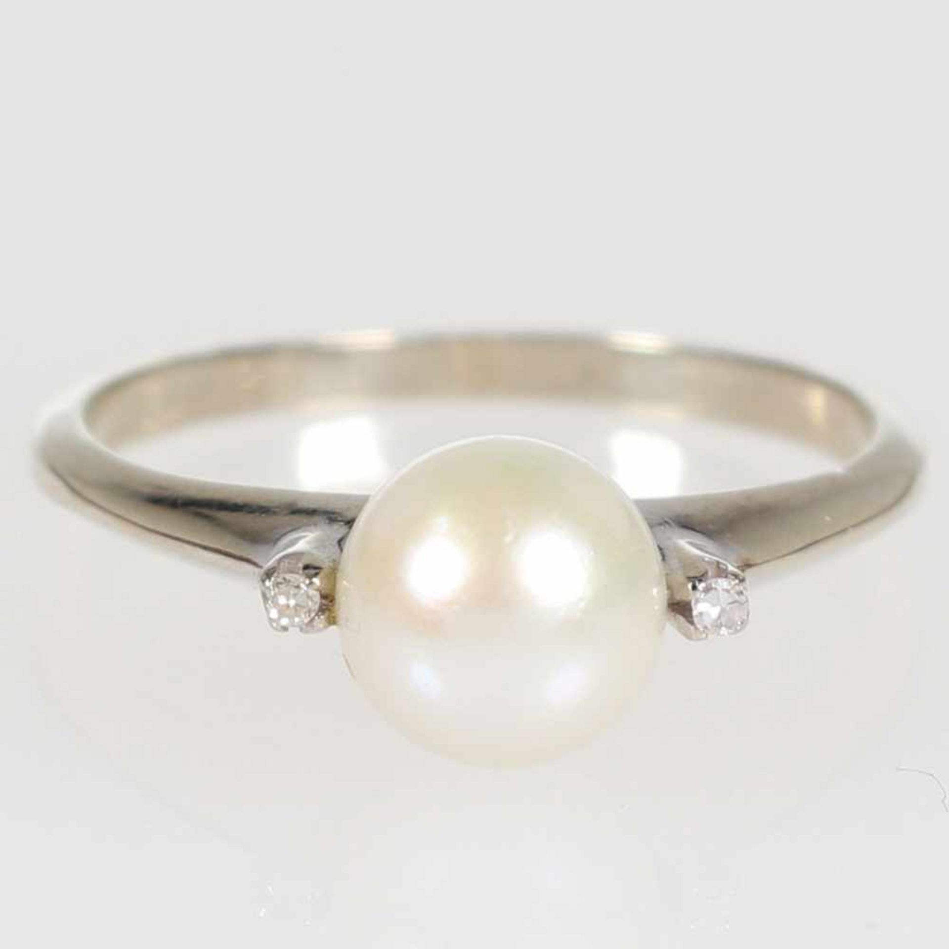 Ring-Paar:Solitärring mit weißer Perle 750/- Weißgold, geprüft. Gewicht: 2,7 g. 2 Diamanten im 8/8-