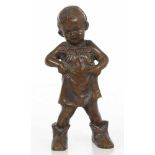 Künstler des 20. Jahrhunderts- Junge in großen Schuhen - Bronze. Braun patiniert. H. 14,3 cm.- - -