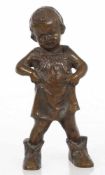Künstler des 20. Jahrhunderts- Junge in großen Schuhen - Bronze. Braun patiniert. H. 14,3 cm.- - -
