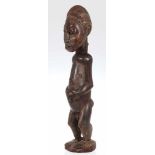 Baule AhnenfigurElfenbeinküste. Holz, geschnitzt. H. 56 cm. Stehende männliche Figur mit den