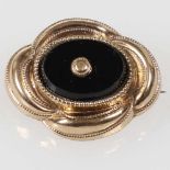 Schaumgold - Brosche mit OnyxUm 1880. Schaumgold. Gewicht: 6,3 g. 1 Onyx Ovale Platte. L. 3,5 cm. B.