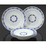 4 TellerMeissen um 1850. - Blaue Blätterkante mit Medaillon - Porzellan, weiß, glasiert. Unter der