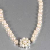 Perlenkette750/-Weißgold, gestempelt. Gewicht: 13,4 g. Zuchtperlen ca. 39 cm. 4,5 -5 mm.