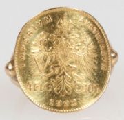 Ring mit Goldmünze750/-Gelbgold, gestempelt. Gewicht: 7,4 g. Gewölbt eingearbeitete Goldmünze.