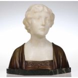 FanfanniKünstler um 1900 - Mädchenbüste - Alabaster. Bronzierte Metallmontierung des Kleides. Grüner