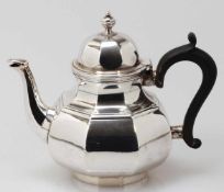 Kleine Teekanne / Tea potJoshua Vander/London/England, um 1890/91. 925er Silber. Punzen: Herst.-