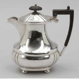 Kaffeekanne / Coffee potEngland. Versilbert. Punzen: Herst.-Marke. H. 19 cm.- - -22.00 % buyer's