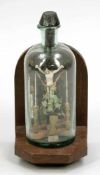 EingerichtSchwarzwald, um 1900. Grünliches Glas. H. 18,5 cm. - Zustand: Ein Teil lose. Kruzifix in