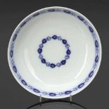 Runde Schale / BowlMeissen 1774-1817. - Blaue Blätterkante mit Medaillon - Porzellan, weiß,